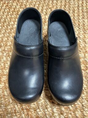 Dansko Samita women’s Black Leather Slip-uOn Clogs
